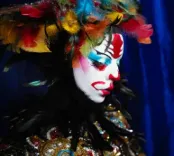 Costume de carnaval, plumes et masque