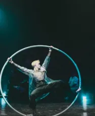 Artiste de cirque en roue Cyr