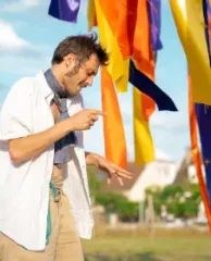 Festival en plein air, drapeaux colorés